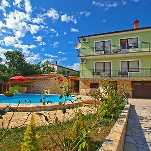 apartments-karmen-1056.pula-hotels.org/